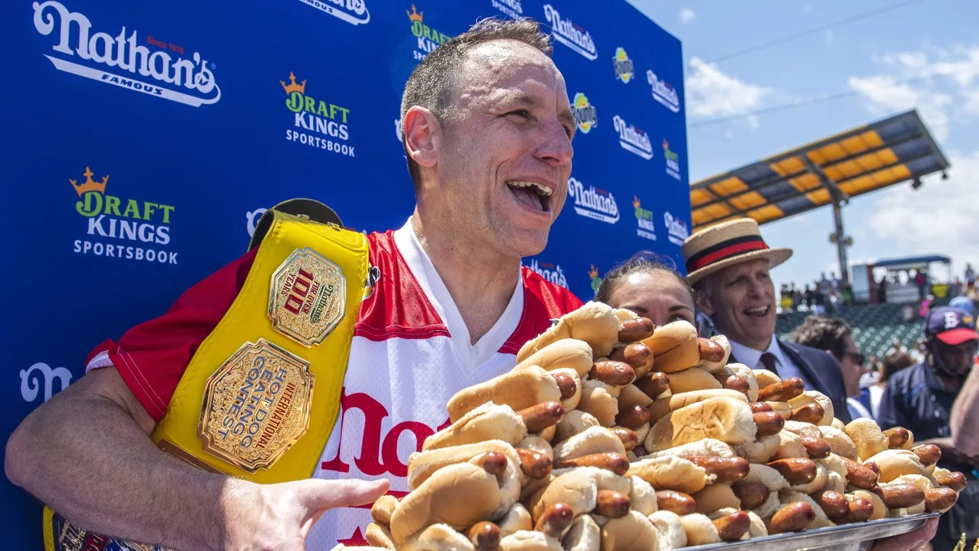 Joey Chestnut akan kembali ke kontes hot dog Coney Island setelah perseteruan tahun lalu